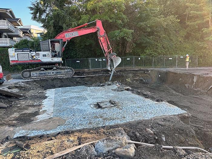 铲土机正在拆除建筑物的地板