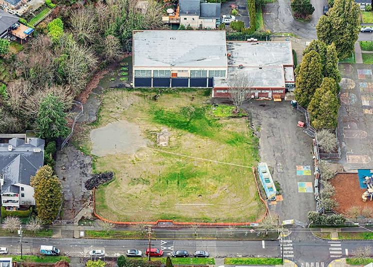 鸟瞰图，建筑物旁边有池塘和草地